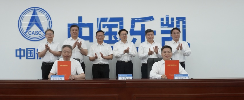 中國樂凱與宿遷市簽訂合作協(xié)議 侯景濱、李東會(huì)見宿遷市委書記陳忠偉并共同見證簽約